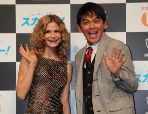 岡田圭右、ハリウッド女優の前で滑りまくる？人気海外ドラマ「クローザー」のキーラ・セジウィックが来日