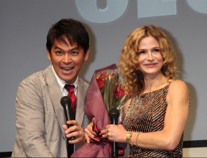 岡田圭右、キーラ・セジウィック