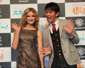 キーラ・セジウィック、岡田圭右