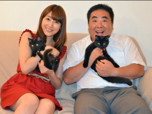 “くろねこ”もカメラ目線で!安めぐみと塚地武雅