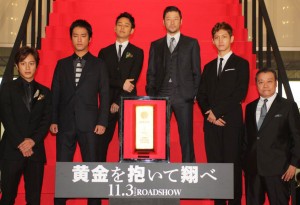 チャンミンが大テレ！西田敏行「完璧な顔だね」とイケメンぶり絶賛、「黄金を抱いて翔べ」完成披露