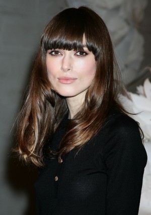 婚約中のキーラ・ナイトレイ、「妊娠はしてません！」 