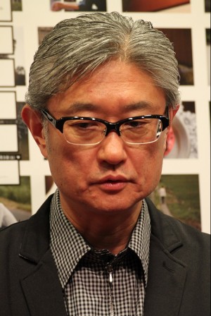 舞台「悼む人」最終舞台稽古の囲み取材に応じた、演出の堤幸彦