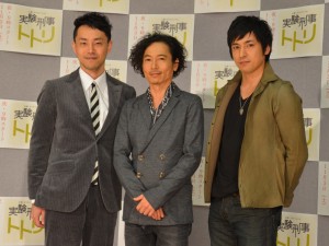 左から脚本の西田征史、三上博史、高橋光臣