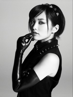 モードでエッジーなAKB48が原宿に登場!山本彩