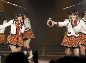 博多移籍の多田愛佳 HKT初公演で「らぶたん」コール 指原(左)と多田(右)