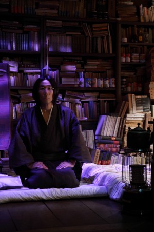 岸谷五朗「僕、真珠が入ってるんだ」引きこもりの中年を怪演、和風ボブカットで着流しの強烈キャラ