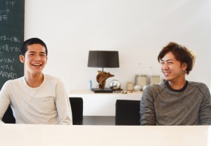 「テラスハウス」菅谷哲也インタビュー 共同生活を共にする中津川翔太との2ショット