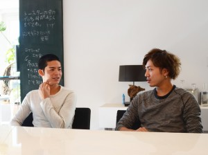 「テラスハウス」菅谷哲也インタビュー 共同生活を共にする中津川翔太との2ショット