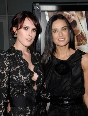 デミの三人娘、「早くアシュトンを忘れて！」と母に懇願