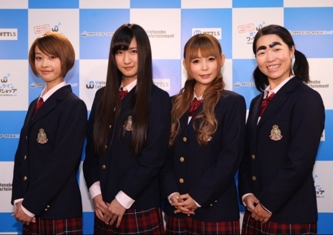 所属事務所のオンラインタレント養成プログラムのPRのために応援団としてレザー姿で登場した（左から）SAORI、橋本楓、中川翔子、イモトアヤコ