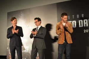 「スタートレック イントゥ・ダークネス」フッテージ(左から)ベネディクト・カンバーバッチ、J・J・エイブラムス監督、クリス・パイン