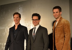 「スタートレック イントゥ・ダークネス」フッテージ(左から)ベネディクト・カンバーバッチ、J・J・エイブラムス監督、クリス・パイン