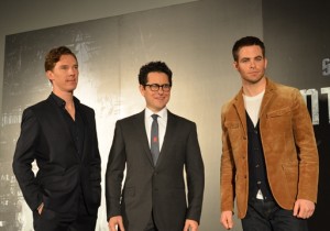 「スタートレック イントゥ・ダークネス」フッテージ(左から)ベネディクト・カンバーバッチ、J・J・エイブラムス監督、クリス・パイン