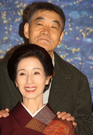 「きいろいゾウ」イエローカーペットに登場した柄本明、松原智恵子