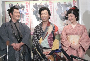 「助太刀屋助六 外伝」囲み取材に応じる、(左から)鶴見辰吾、市川猿之助、朝海ひかる