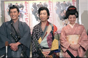 「助太刀屋助六 外伝」囲み取材に応じる、(左から)鶴見辰吾、市川猿之助、朝海ひかる
