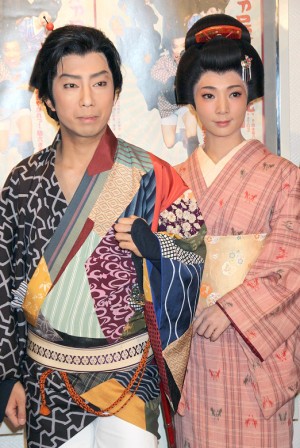 「助太刀屋助六 外伝」囲み取材に応じる、(左から)市川猿之助、朝海ひかる