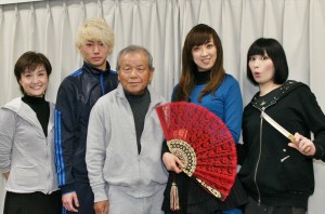 舞台「ドリームジャンボ宝ぶね~けっしてお咎めくださいますな~」の囲み取材に応じた、(左より)久野綾希子、矢崎広、左とん平、紫吹淳、鳥居みゆき