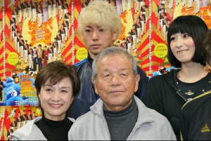 舞台「ドリームジャンボ宝ぶね~けっしてお咎めくださいますな~」の囲み取材に応じた、(左より)久野綾希子、矢崎広、左とん平、鳥居みゆき