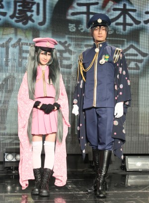 「千本桜」の衣装を着た石田晴香と加藤和樹