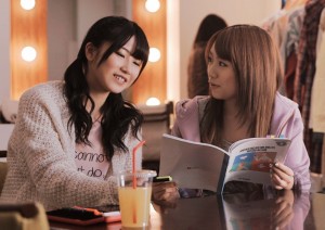真摯な姿勢で勉強に励む横山に「無理はしないように」と気遣う、高橋みなみ