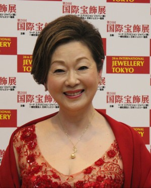 「日本ジュエリーベストドレッサー賞」を受賞した由紀さおり