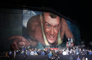 「ダイ・ハード」第一作目“排気ダクト内のブルース・ウィリス”が巨大壁画化