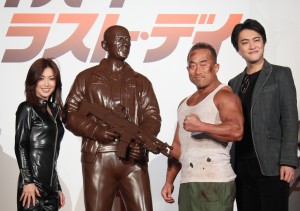 酒井法子、角田信朗、野沢聡、ジョン・マクレーン等身大チョコレート