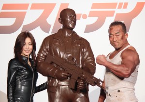 酒井法子と角田信朗、ジョン・マクレーン等身大チョコレート