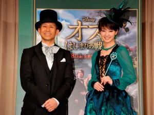 “手品師オズ”に扮した宮本亜門と、“緑の魔女”に扮した剛力彩芽