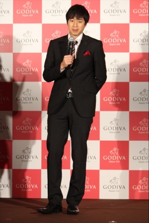 GODIVA主催のホワイトデーイベントに登場した、徳井義実