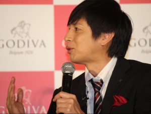 GODIVA主催のホワイトデーイベントに登場した、徳井義実
