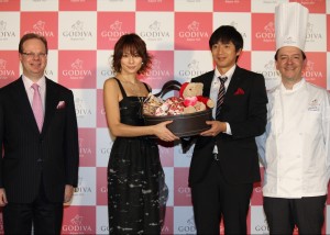 GODIVA主催のホワイトデーイベントに登場した、米倉涼子と徳井義実
