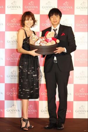 GODIVA主催のホワイトデーイベントに登場した、米倉涼子と徳井義実