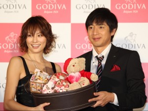 GODIVA主催のホワイトデーイベントに登場した、米倉涼子と徳井義実