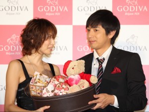 GODIVA主催のホワイトデーイベントに登場した、米倉涼子と徳井義実