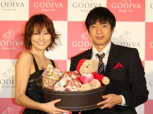 GODIVA主催のホワイトデーイベントに登場した、米倉涼子と徳井義実