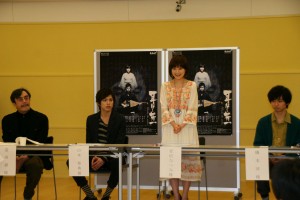 舞台版「耳なし芳一」初顔合わせに登場した、(左から)益岡徹、山本裕典、安倍なつみ、橋本淳