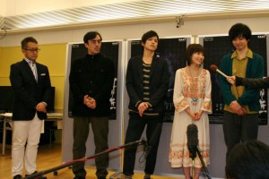 舞台版「耳なし芳一」囲み取材に登場した、(左から)宮本亜門、益岡徹、山本裕典、安倍なつみ、橋本淳