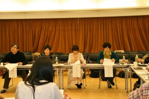 舞台版「耳なし芳一」台本読み合わせを行う、(左から)益岡徹、山本裕典、安倍なつみ、橋本淳