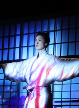 天海祐希、大型時代劇「女信長」記者発表で行われたプロジェクトマッピングを使ったライブの様子