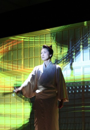 天海祐希、大型時代劇「女信長」記者発表で行われたプロジェクトマッピングを使ったライブの様子