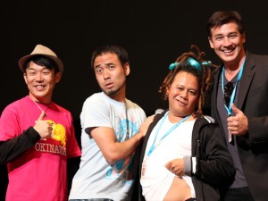 「サラネアおせっかい」舞台挨拶に登場した(左から)ペナルティのヒデ、ワッキー、ギアティサック・ウドマナーク監督、脚本・出演のルアンリット・マッキントッシュ