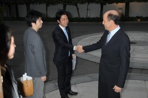 小泉進次郎議員がルース駐日大使と固い握手！米大使公邸で「リンカーン」試写会