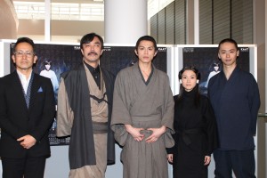 舞台『耳なし芳一』公開稽古前に囲み取材に応じてくれた、宮本亜門、益岡徹、山本裕典、安倍なつみ、橋本淳