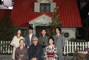 『小さいおうち』製作会見に登場した(前列左から)倍賞千恵子、山田洋次監督、松たか子、(後列左から)黒木華、妻夫木聡、片岡孝太郎、吉岡秀隆