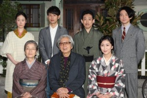 『小さいおうち』製作会見に登場した(前列左から)倍賞千恵子、山田洋次監督、松たか子、(後列左から)黒木華、妻夫木聡、片岡孝太郎、吉岡秀隆