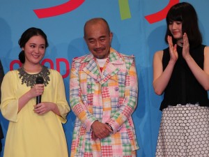 『くちづけ』完成披露会見に登場した(左から)貫地谷しほり、竹中直人、橋本愛