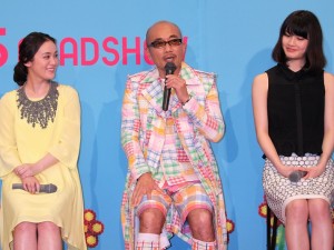 『くちづけ』完成披露会見に登場した(左から)貫地谷しほり、竹中直人、橋本愛